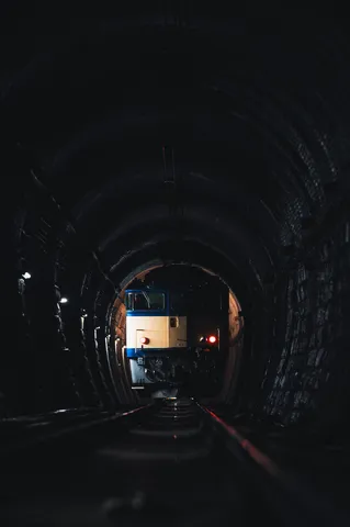 トンネルから現れる光