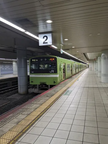 プラットホームに停車中の電車