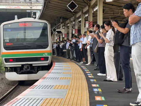 到着を待つホームの時間