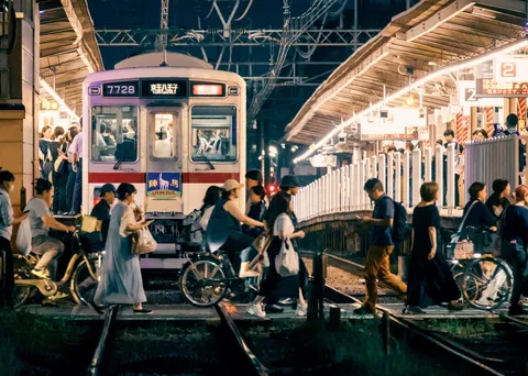 夜の駅、光と活気が交差する情景