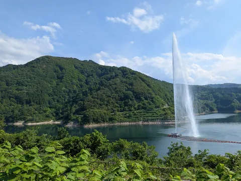 天空に舞う水の柱