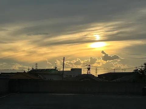 夕暮れに浮かぶ雲の彫刻