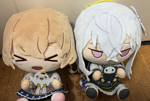 ぬいぐるみ、仲良く並んで