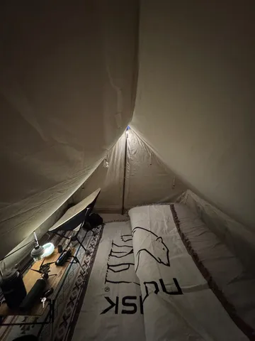 テントの静かな灯りと影