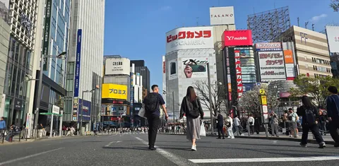 都会の躍動感あふれる街角