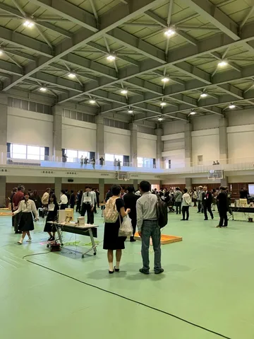 アイデアが交差するホール