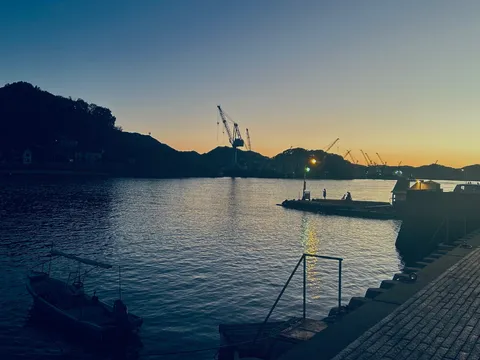 夕景と水面の静かなリズム