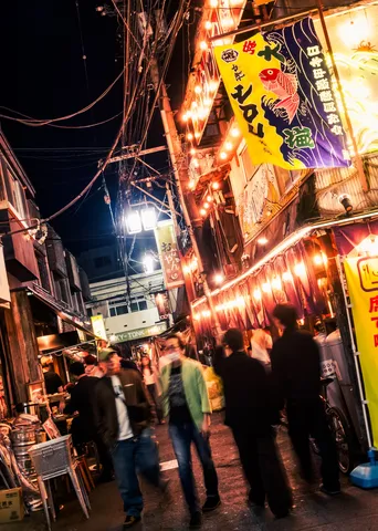 電線も映える！夜の活気ある路地裏