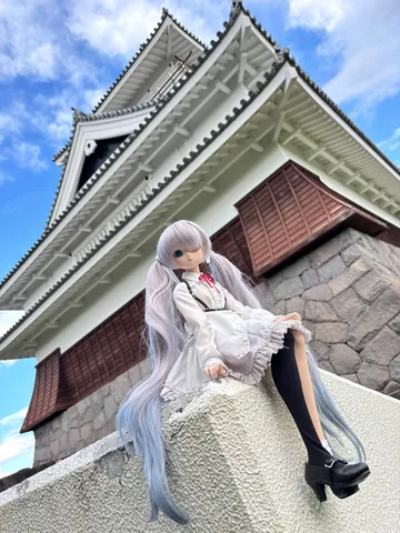 城壁に降り立つ白銀の小さな旅人