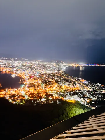 煌めく街の灯りが海に映る夜景