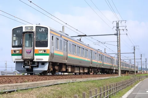 レールを駆ける回送列車