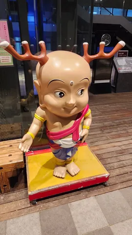 角が生えた子供の不思議な像