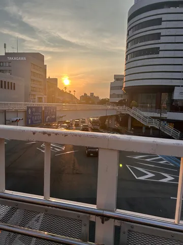 通勤ラッシュに染まる朝