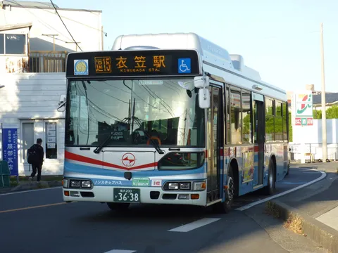 夕暮れに佇むハイブリッドバス