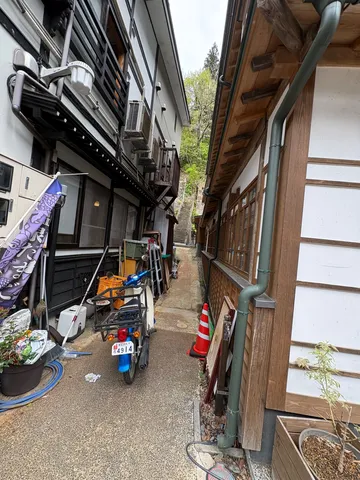 路地の隠れた日常風景