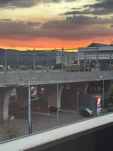 夕焼けと高架下の街並み