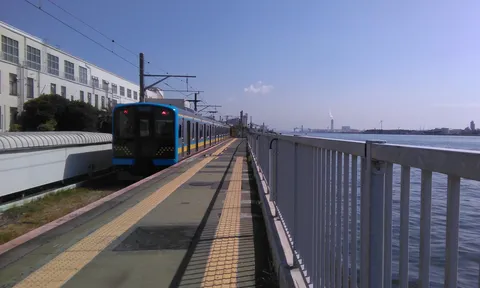 海沿いの青い電車、発車オーライ！
