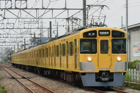 都会を駆ける、黄色い列車