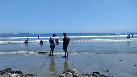 夏空の下、水際で涼む人々