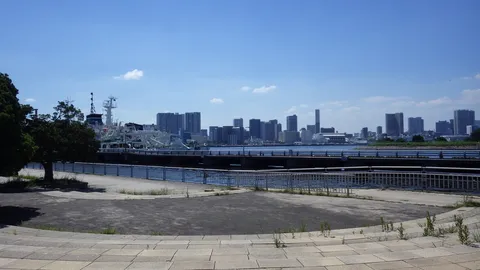 都会の空と停泊する船