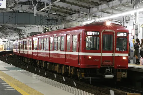 真紅の車体、駅に佇む。