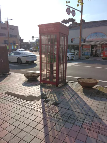ノスタルジックな公衆電話ボックス