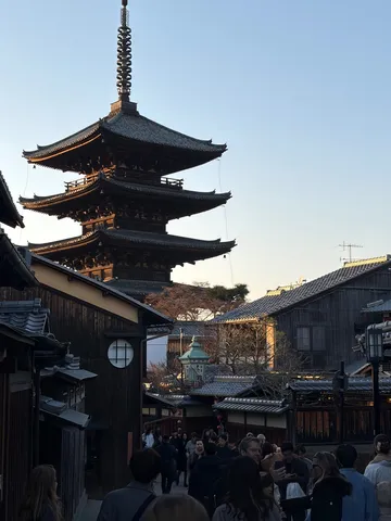 古都の風情、五重塔と賑わう小道