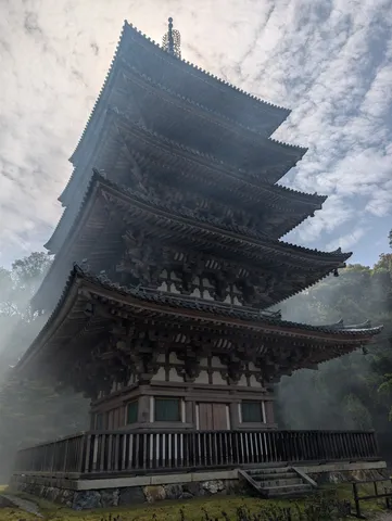 霧に包まれた五重塔