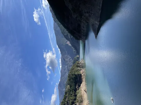 山間に広がる水色の湖面