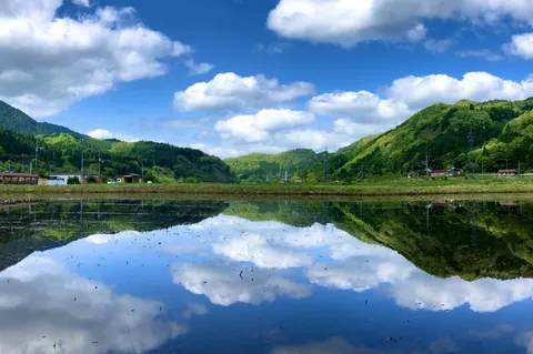 新緑の里山、水鏡に映る空