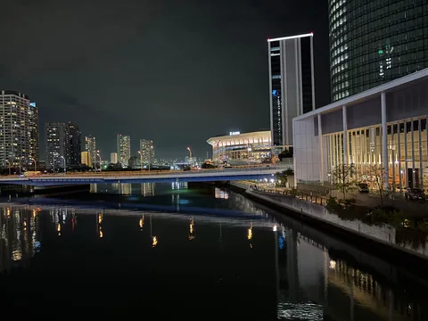 夜の水面に映る光の街