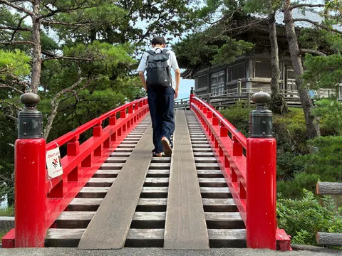 赤い橋の静かな登場