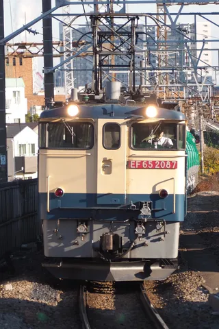 ヘッドライト輝く線路の主役