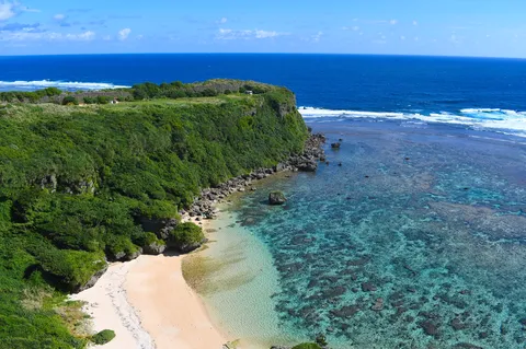 緑に抱かれた絶景の海岸線