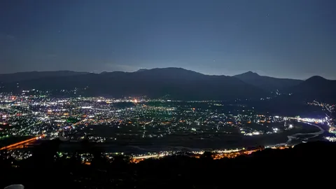 山並みに抱かれた夜景