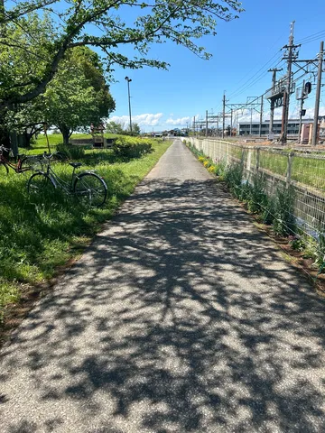 木漏れ日の道、鉄道と空