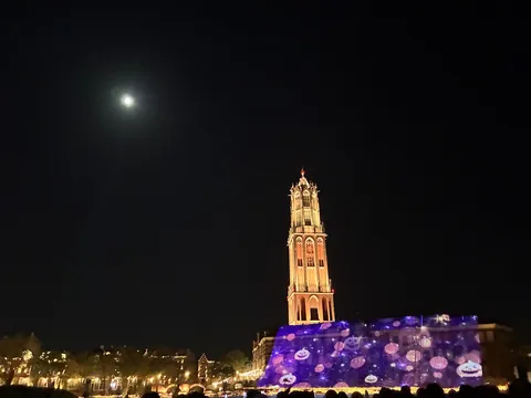 月夜の塔と光の幕