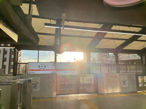 新大阪駅、西日を浴びて