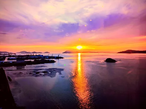 紫と橙、水面を染める夕景
