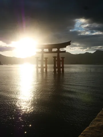 水面に映る朱色の鳥居