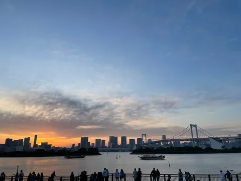 夕暮れを渡る橋