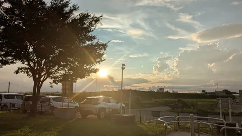 夕暮れの光と影の静けさ