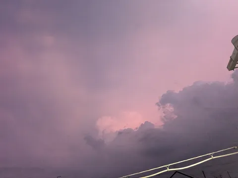 夕暮れに染まる雲のグラデーション