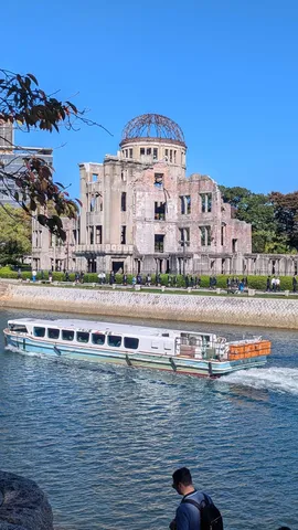 静寂を包む水面の船影