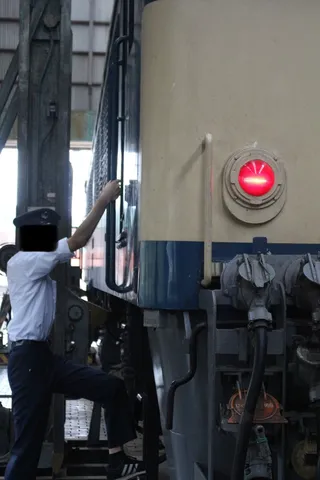 無骨な鉄と人の手