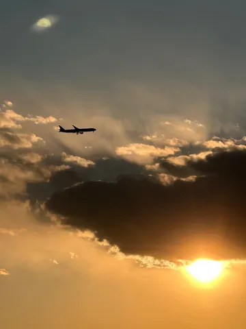 月と飛行機、夕焼けの共演