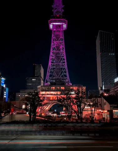 夜空にそびえる紫の輝き