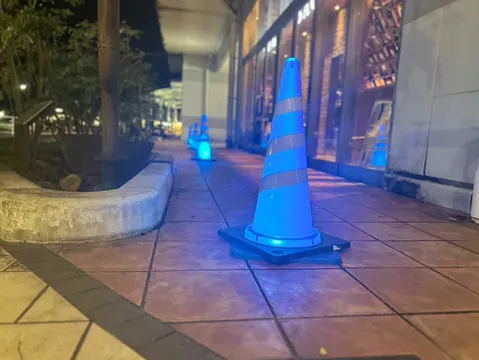 夜道を照らす青い光の道しるべ