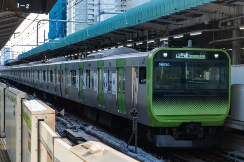 緑の通勤列車、朝の風景