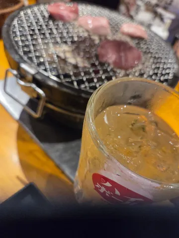 網の上で揺れる、氷のグラス